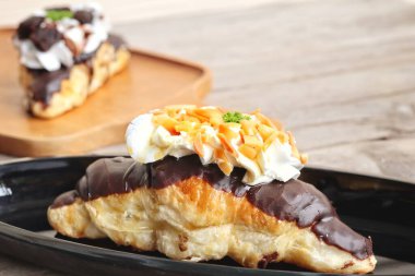 Kruvasan çikolatalı pastane kahvaltısı.