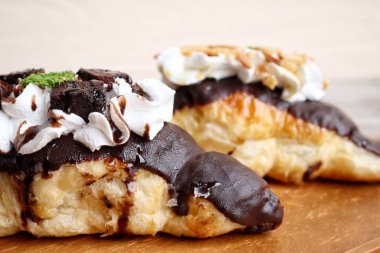 Kruvasan çikolatalı pastane kahvaltısı.