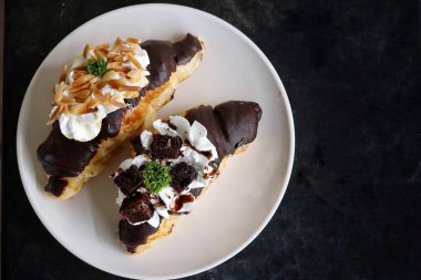 Siyah arka planda kruvasan çikolatası yakın çekim