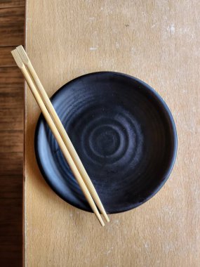 Japon restoranında siyah boş tabak.
