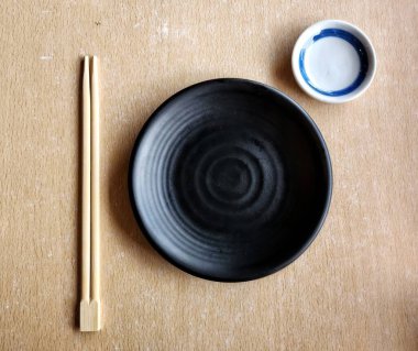 Japon restoranında siyah boş tabak.