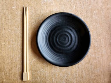 Japon restoranında siyah boş tabak.