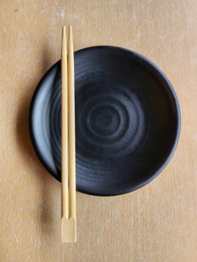 Japon restoranında siyah boş tabak.