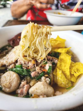 Asya çorbasındaki erişteler Tayland sokak yemekleri