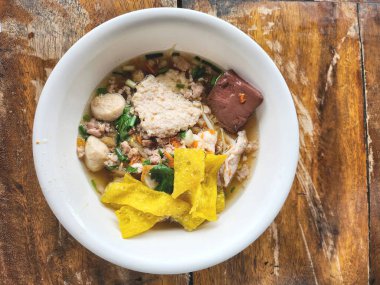 Asya çorbasındaki erişteler Tayland sokak yemekleri