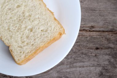 Tahta arka planda dilimlenmiş ekmek kahvaltısı.