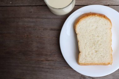 Dilimlenmiş ekmek ve süt kahvaltısı.