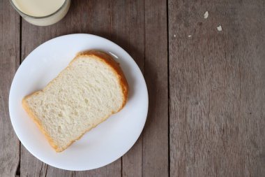 Dilimlenmiş ekmek ve süt kahvaltısı.