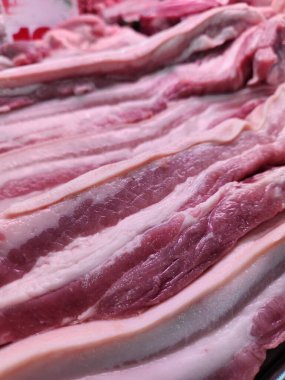 Domuzun karnını çiğ olarak kapat.