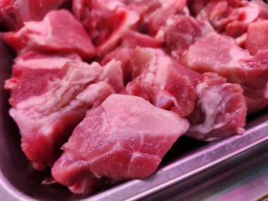 Taze domuz eti yakın.