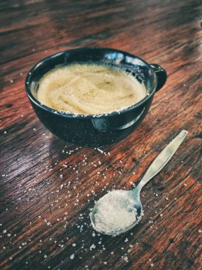 Sütlü latte kahve ve ahşap sırtında şeker.