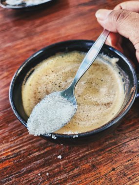 Sütlü latte kahve ve ahşap sırtında şeker.