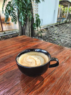 Sütlü latte kahve, ahşap arka plan.