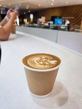 Latte art-kahve ve akıllı telefon oyunu.