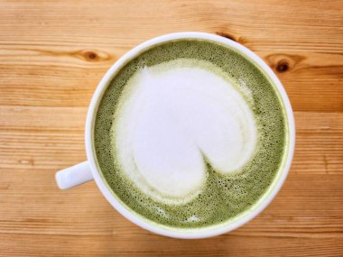 Matcha latte sütlü çay içecek, sanat kalbi içecek.