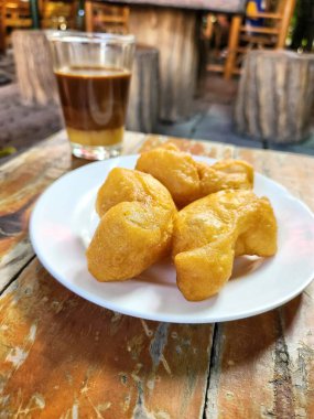 Kahvaltınız ve Tayland usulü sıcak kahve.