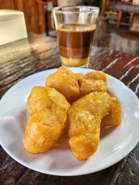 Kahvaltınız ve Tayland usulü sıcak kahve.