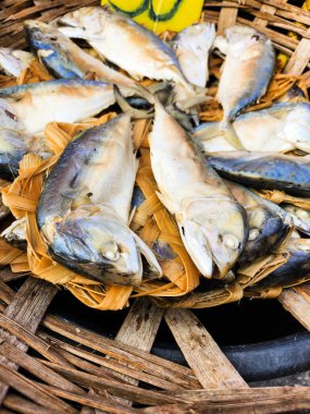 Buharda kızartılmış uskumru deniz mahsullerini kapatın.