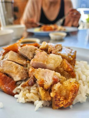 Çin yemeği ve gevrek domuz eti.