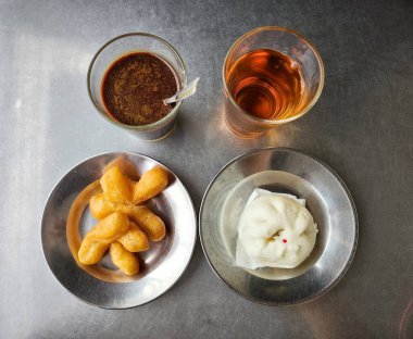 Çin kahvaltısı çöreği ve çay Asya yemeği.