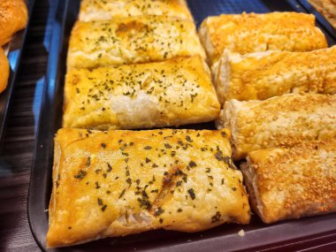 Taze kruvasan ekmek fırını kahvaltısı.