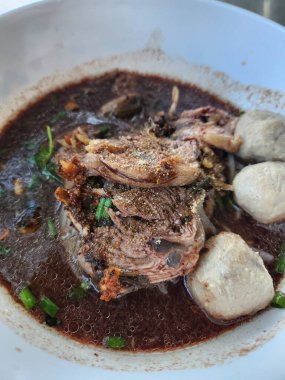 Pho bo erişte ve et suyu çorbası.