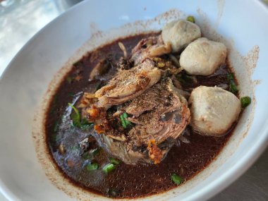 Pho bo erişte ve et suyu çorbası.