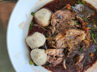 Pho bo erişte ve et suyu çorbası.