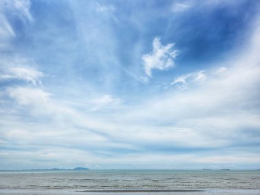 Kumsal manzarası ve mavi gökyüzü Tayland plajı