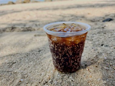 buz küpleri ile Cola İçecek