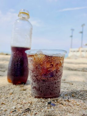 buz küpleri ile Cola İçecek