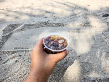 buz küpleri ile Cola İçecek