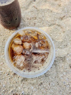 buz küpleri ile Cola İçecek