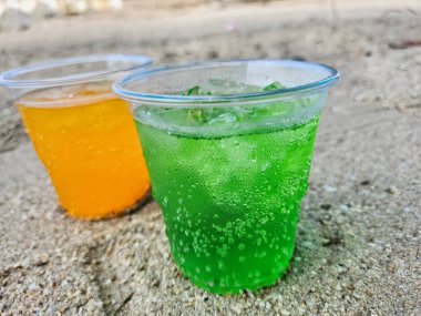 Yeşil ve turuncu meşrubat ve buz küpleri