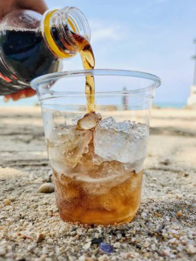 buz küpleri ile Cola İçecek