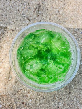 Yeşil meşrubat ve buz küpleri