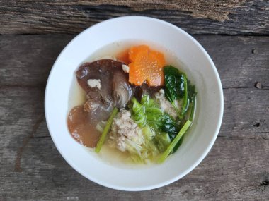 Tayland çorbası domuz havucu ve sebze.