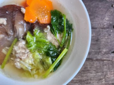 Tayland çorbası domuz havucu ve sebze.