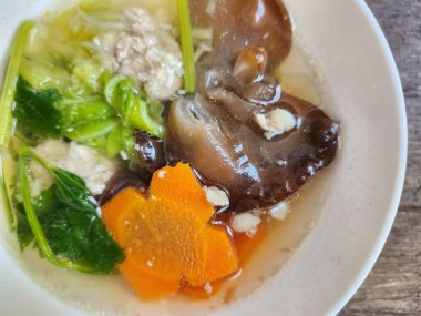 Tayland çorbası domuz havucu ve sebze.