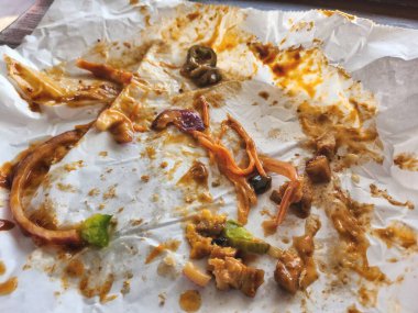 Sandviç yedikten sonra tabak. Yemek artıkları.