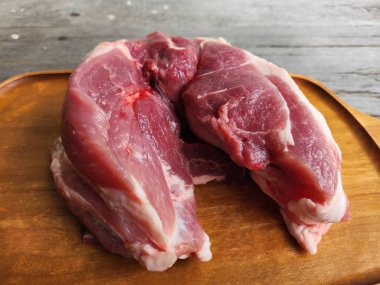 Tahtada çiğ domuz eti.