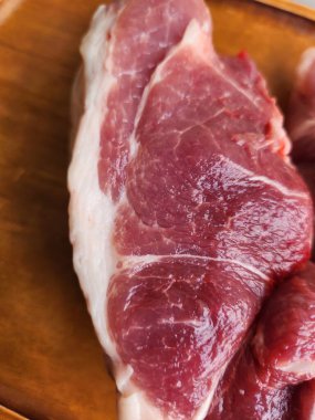 Tahtada çiğ domuz eti.