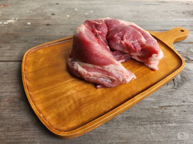 Tahtada çiğ domuz eti.