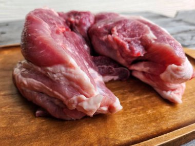 Tahtada çiğ domuz eti.