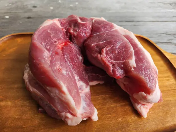 Tahtada çiğ domuz eti.