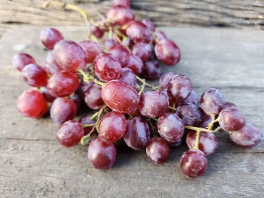 Ahşap arka planda kırmızı üzümler