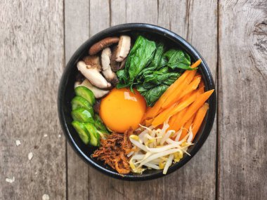 Bibimbap pilavı ve sebze Kore yemeği.