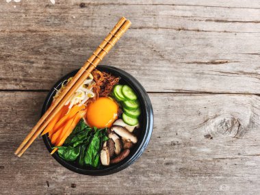 Bibimbap pilavı ve sebze Kore yemeği.