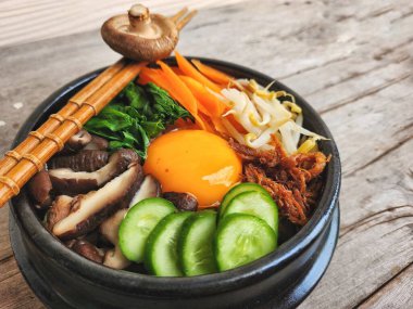 Bibimbap pilavı ve sebze Kore yemeği.