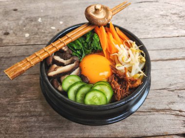 Bibimbap pilavı ve sebze Kore yemeği.